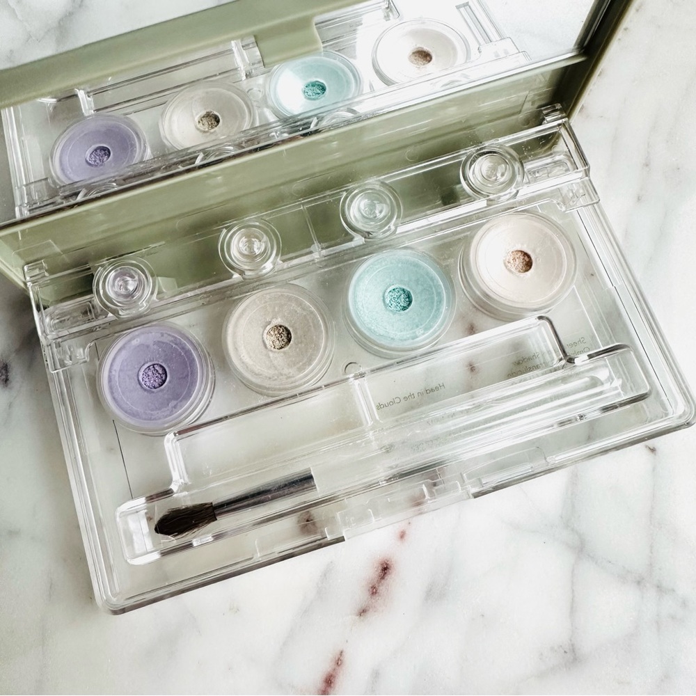 Revlon Soft On the Eyes Sheer Loose Shadow Head in the Clouds